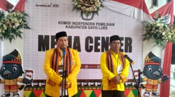 Diantar Massa Pendukung, “Said Sani-Saini” Kontestan Pertama Mendaftar ke KIP Gayo Lues