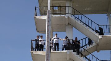 Puncak Sindeka Tangga Seribu,Naslindo Sirait Bersama ASN Siswa SMP SMA/SMK Lakukan Treking