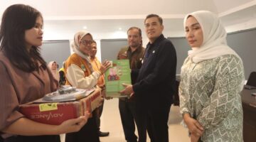 Pjs Bupati Pakpak Bharat Menyerahkan Bantuan Peralatan UMKM dari Dinas Koperasi UKM Sumut