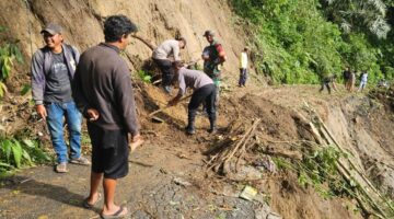 Longsor di Barusjahe,Jalan Penghubung ke Desa Serdang Hampir Terputus..!!! Polsek Barusjahe Gerak Cepat