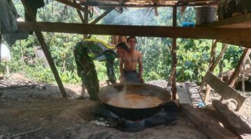 Wujudkan Kepedulian Terhadap Warga Babinsa Koramil 09/ Putri Betung,Bantu pembuatan gula aren