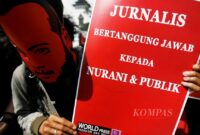 Sejumlah pewarta dari Aliansi Jurnalis Independen (AJI) Bandung, seniman, dan beberapa elemen masyarakat bersama-sama menggelar aksi peringatan Hari Kebebasan Pers Internasional di depan Gedung Sate, Bandung, Jawa Barat, 3 Mei 2014.