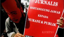 Sejumlah pewarta dari Aliansi Jurnalis Independen (AJI) Bandung, seniman, dan beberapa elemen masyarakat bersama-sama menggelar aksi peringatan Hari Kebebasan Pers Internasional di depan Gedung Sate, Bandung, Jawa Barat, 3 Mei 2014.