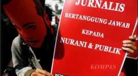 Sejumlah pewarta dari Aliansi Jurnalis Independen (AJI) Bandung, seniman, dan beberapa elemen masyarakat bersama-sama menggelar aksi peringatan Hari Kebebasan Pers Internasional di depan Gedung Sate, Bandung, Jawa Barat, 3 Mei 2014.