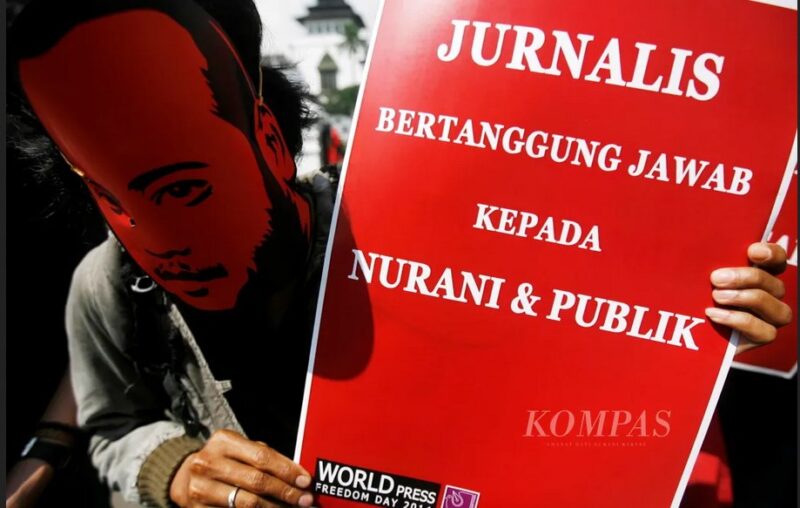 Sejumlah pewarta dari Aliansi Jurnalis Independen (AJI) Bandung, seniman, dan beberapa elemen masyarakat bersama-sama menggelar aksi peringatan Hari Kebebasan Pers Internasional di depan Gedung Sate, Bandung, Jawa Barat, 3 Mei 2014.