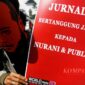 Sejumlah pewarta dari Aliansi Jurnalis Independen (AJI) Bandung, seniman, dan beberapa elemen masyarakat bersama-sama menggelar aksi peringatan Hari Kebebasan Pers Internasional di depan Gedung Sate, Bandung, Jawa Barat, 3 Mei 2014.
