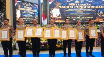 Kapolres Simalungun AKBP Marganda Aritonang Terima Dua Piagam Penghargaan Langsung dari Kapolda Sumut