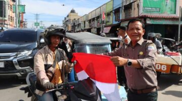 Jelang HUT RI ke-81, Wakapolres dan Forkopimda Aceh Tenggara Bagikan Bendera Merah Putih Gratis kepada Masyarakat