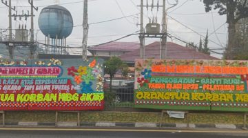 Papan Bunga Dari Orang Tua Siswa Keracunan MBG di Berastagi Menyuarakan Kalau Mereka Masih Berjuang Melawan Penyakit, Ekonomi dan Mengingatkan Janji Wapres RI Gibran