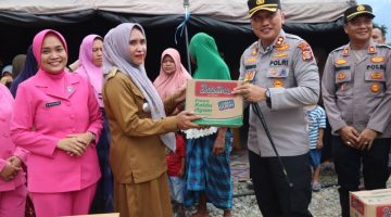 Bersama Bhayangkari, Kapolres Aceh Tenggara Ulurkan Kepedulian Kepada Masyarakat Terdampak Banjir