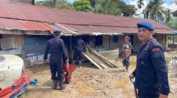 Respons Cepat Brimob Polda Aceh, Bantu Bersihkan Rumah Warga Terdampak Banjir di Aceh Tenggara