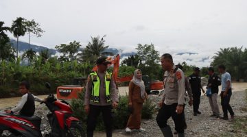 Polisi Bersama Masyarakat, Wakapolres Aceh Tenggara Tinjau Tanggul Jebol, Bantu Warga dan Dirikan Tenda Pengungsian