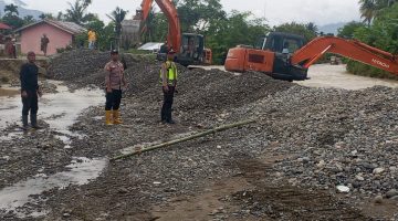 Kapolsek Bambel Tinjau Tanggul Jebol, Personel Bantu Warga Terdampak Banjir