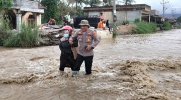 Polisi Bersama Masyarakat, Kapolsek Bambel Turunkan Personel Bantu Warga Terobos Banjir di Desa Kuning I