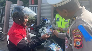 Operasi Patuh Seulawah 2026, Satlantas Polres Aceh Tenggara Edukasi Pengguna Jalan Lewat Stiker Keselamatan